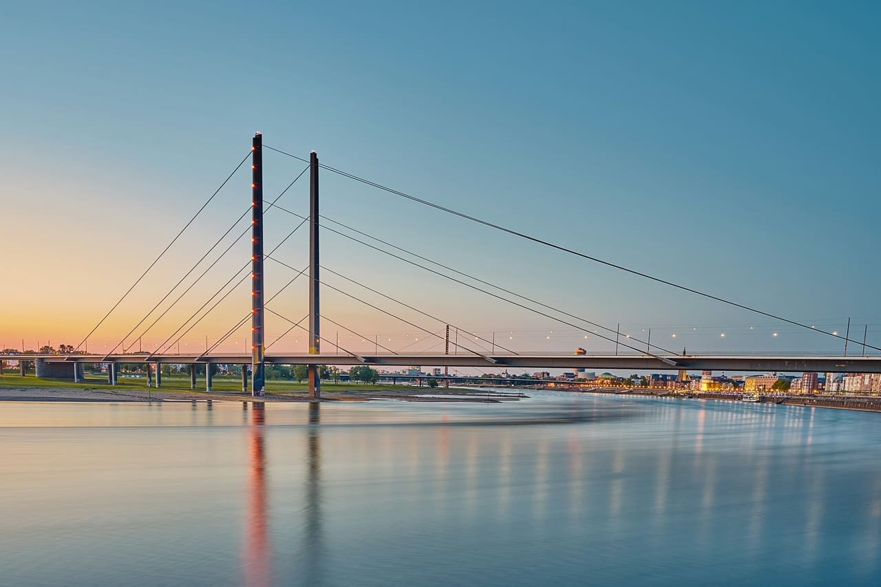 Rheinkniebrücke und Rheinpromenade in Düsseldorf, Standort der Kanzlei für internationales Wirtschaftsrecht